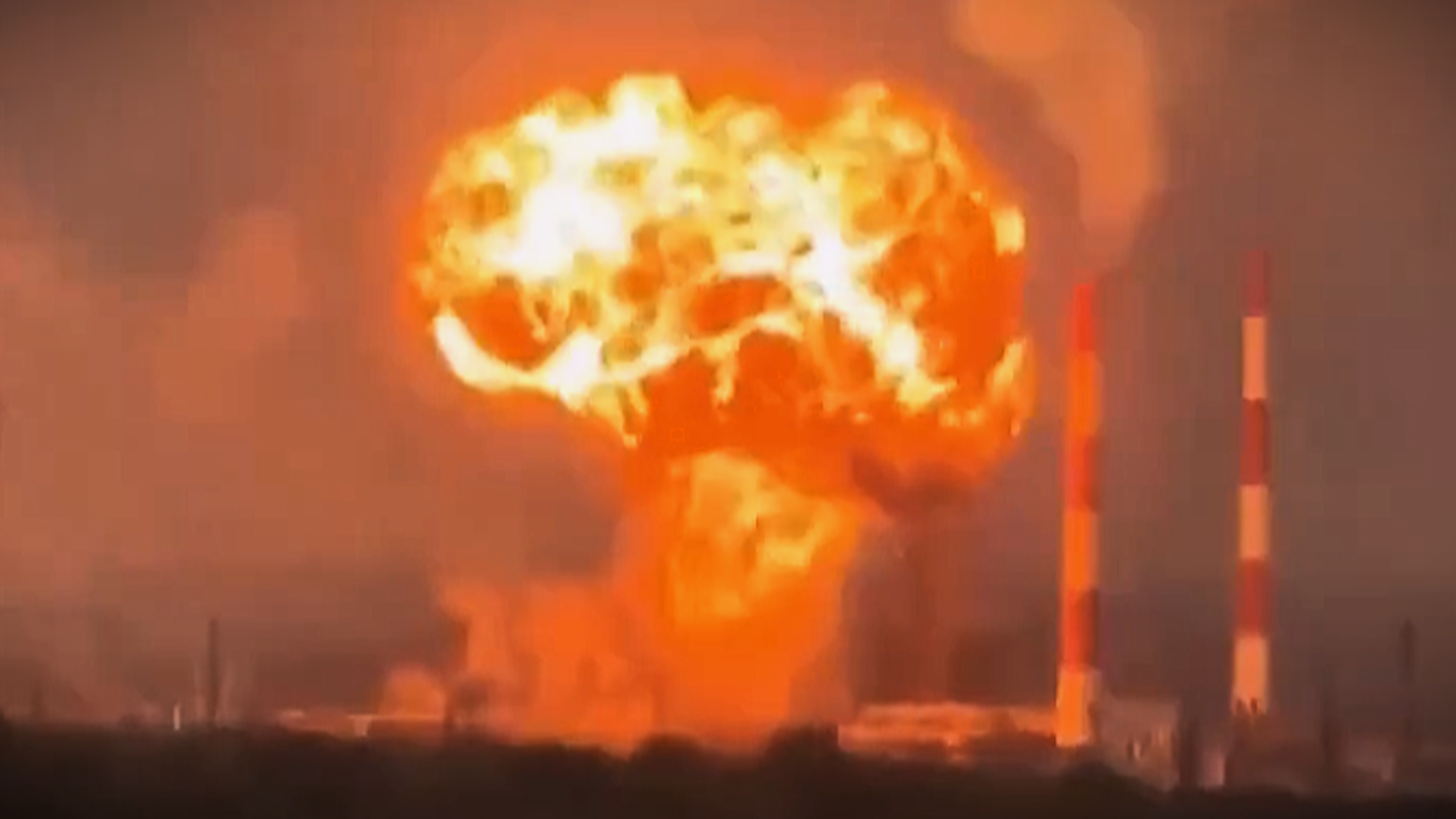Nach einem ukrainischen Drohnenangriff entsteht ein Feuerball an einer russischen Ölraffinerie in Samara. (Archivbild)