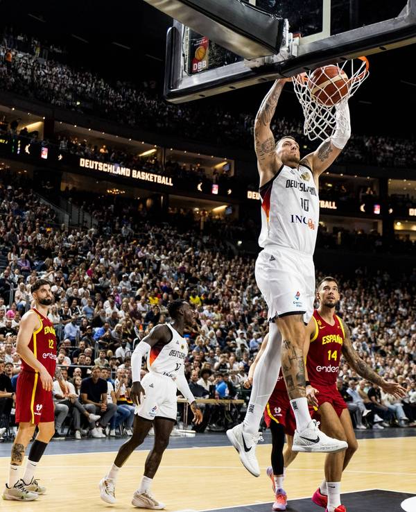 Daniel Theis (M.) steigt hoch zum Korb.