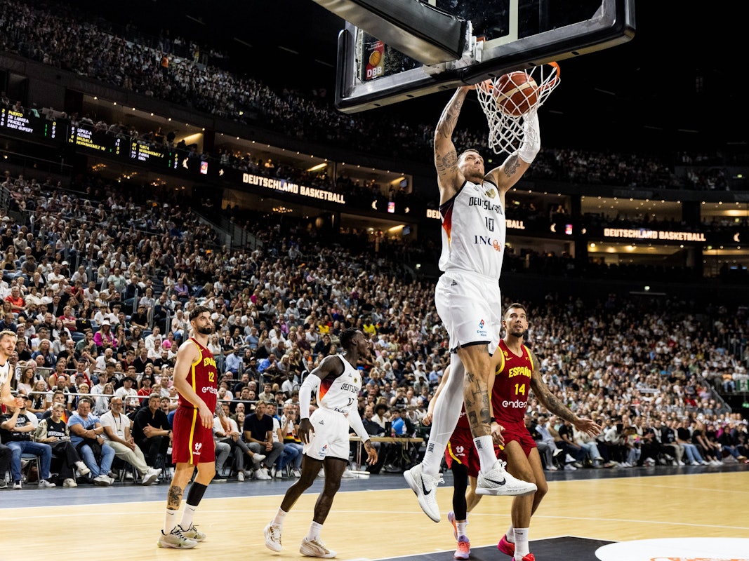 Daniel Theis (M.) steigt hoch zum Korb.