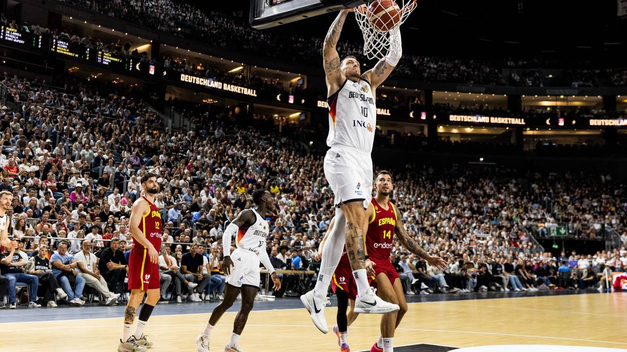 Daniel Theis (M.) steigt hoch zum Korb.