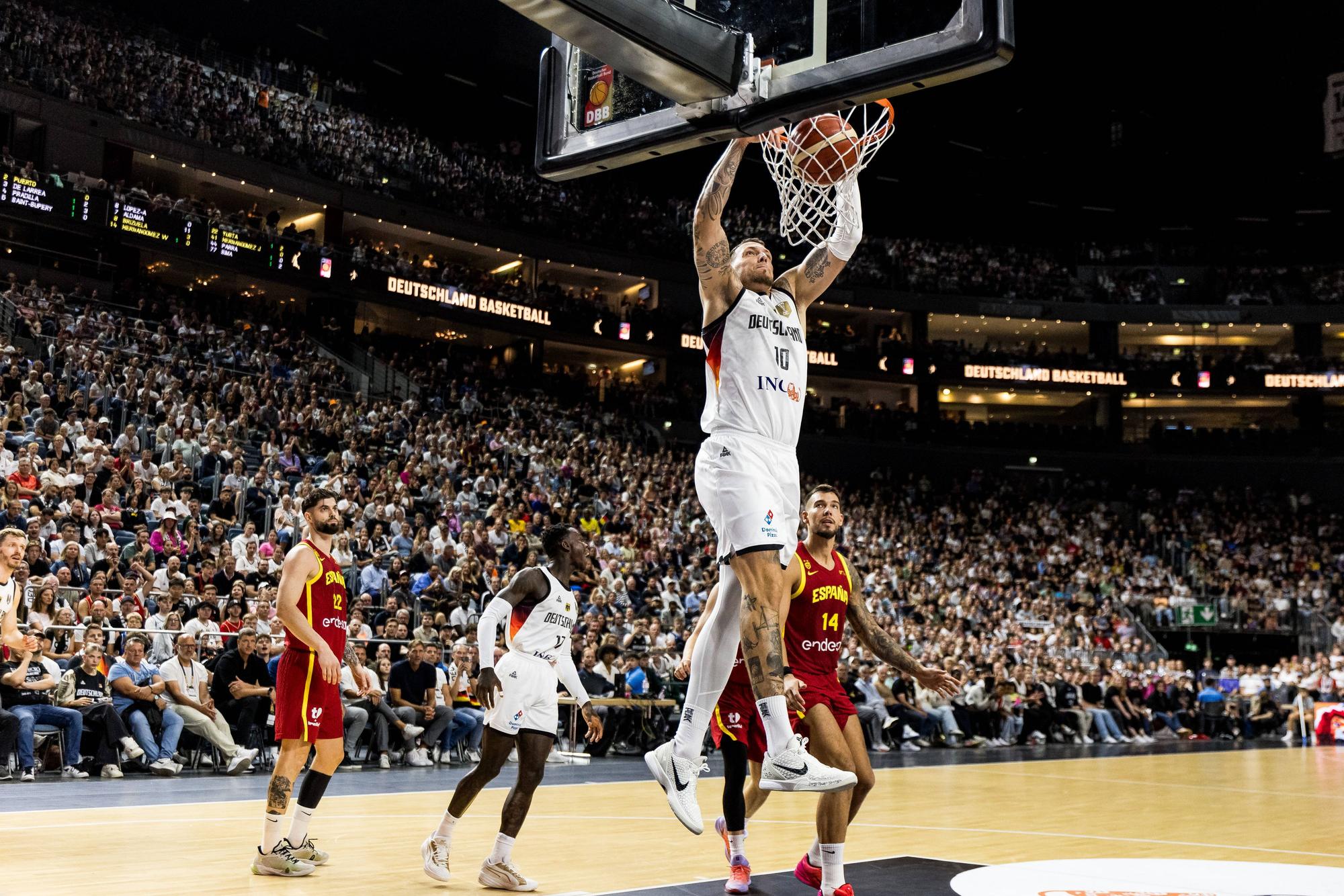 Daniel Theis (M.) steigt hoch zum Korb.