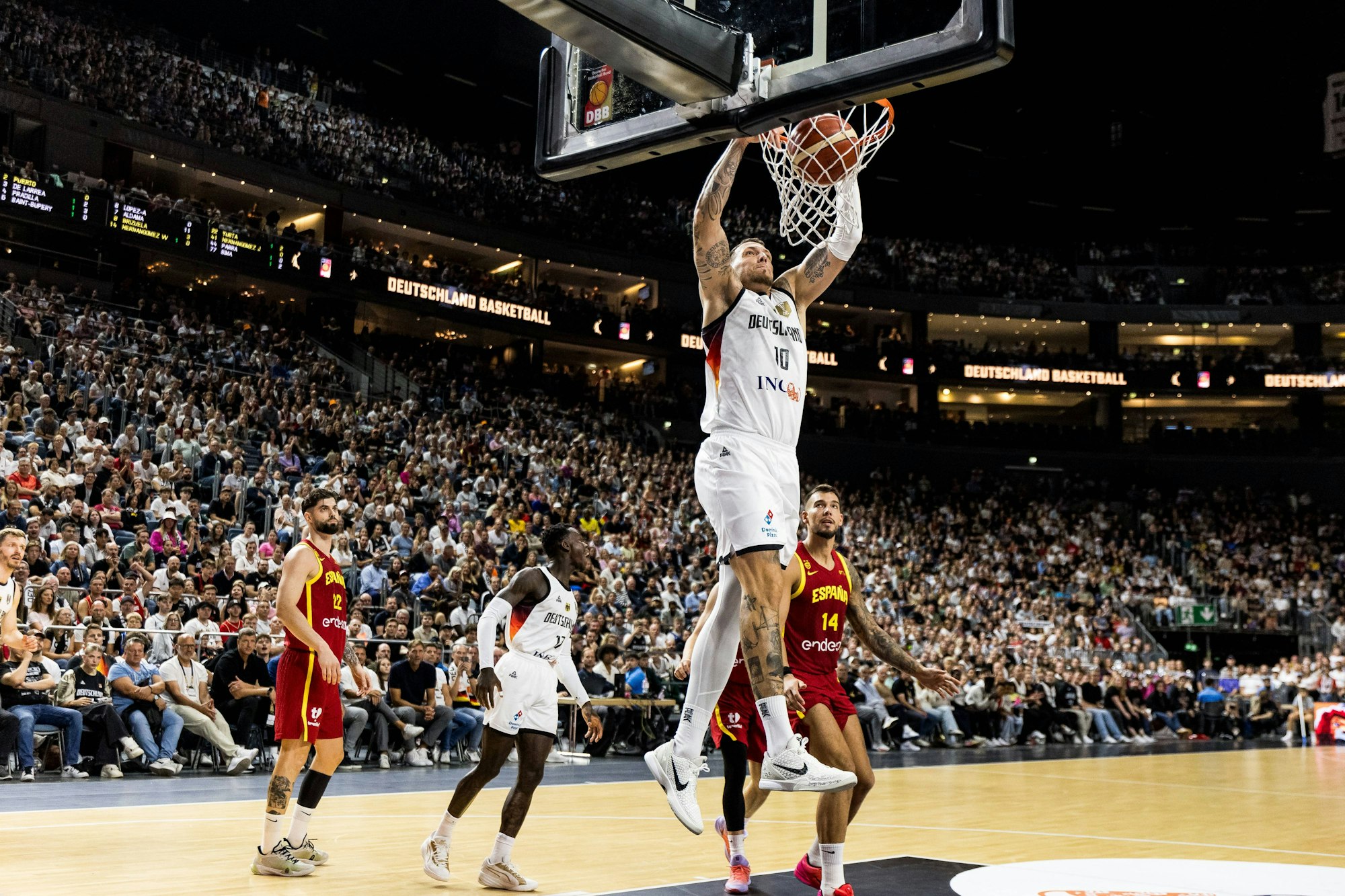 Daniel Theis (M.) steigt hoch zum Korb.