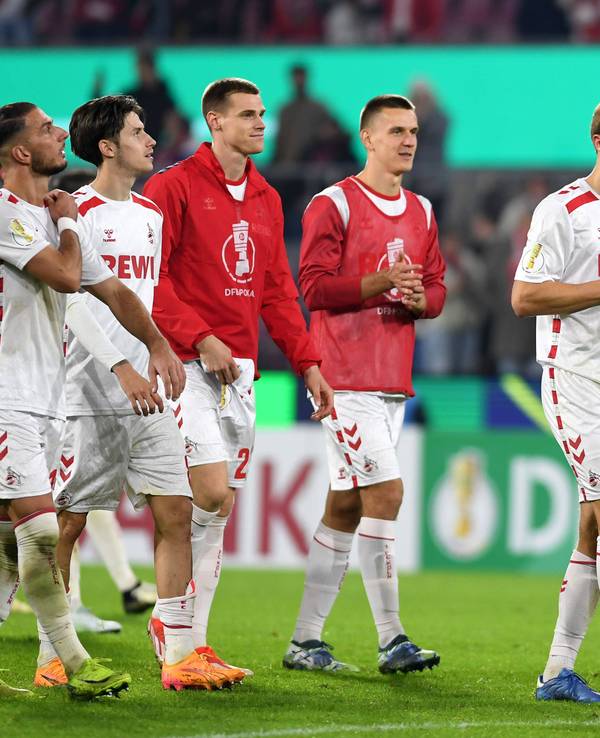 Die FC-Spieler auf dem Weg in die Fankurve.
