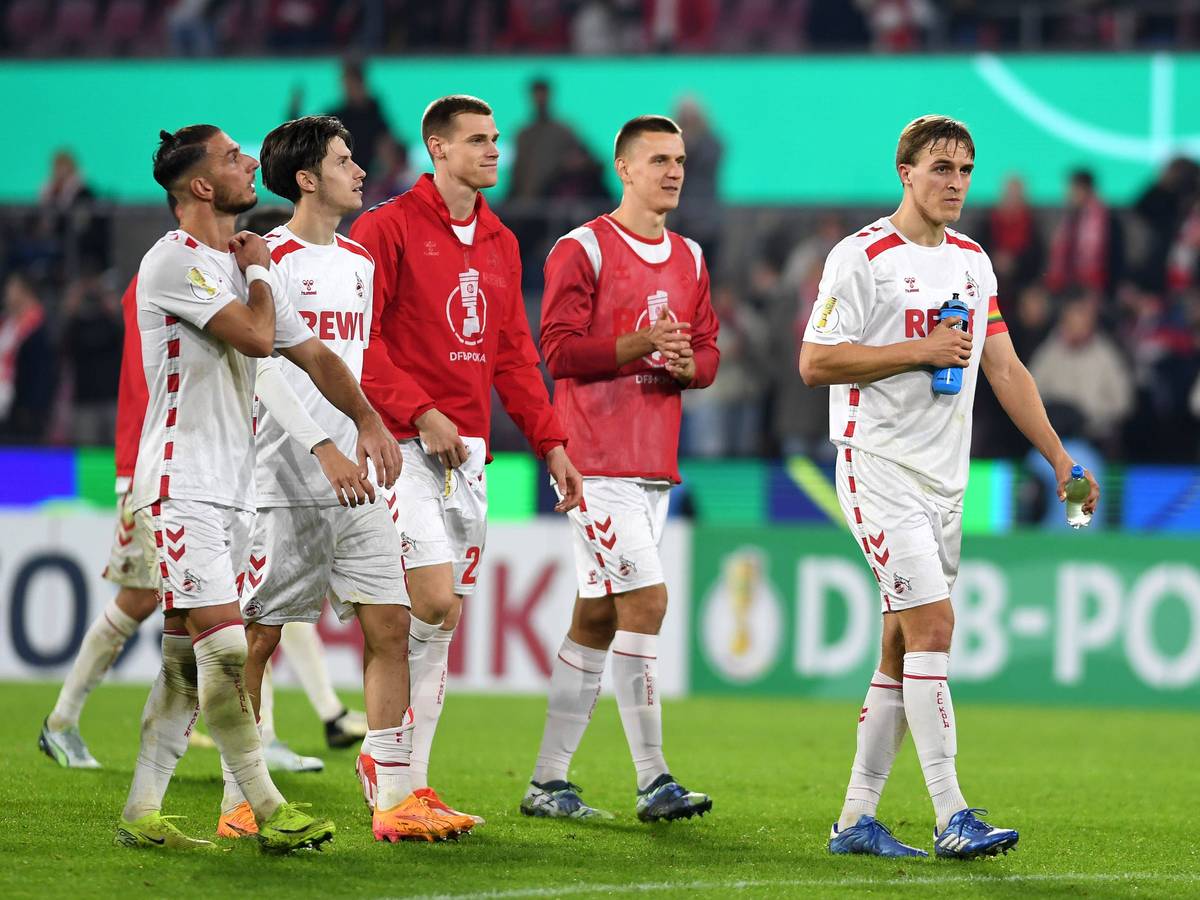 Die FC-Spieler auf dem Weg in die Fankurve.