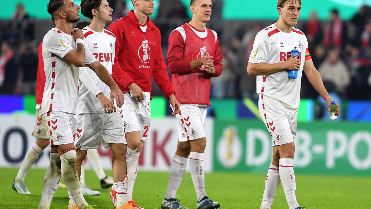 Die FC-Spieler auf dem Weg in die Fankurve.