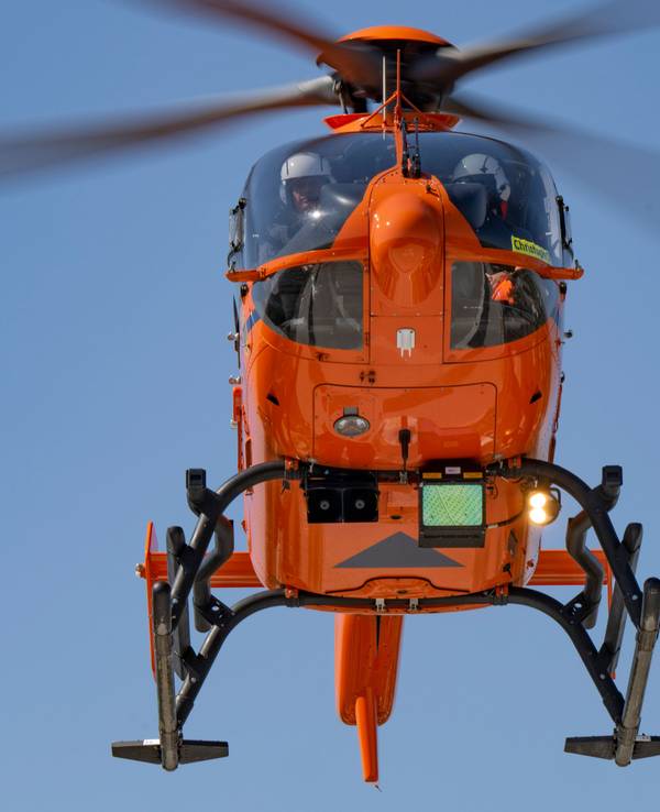 Ein Rettungshubschrauber ist in der Luft.