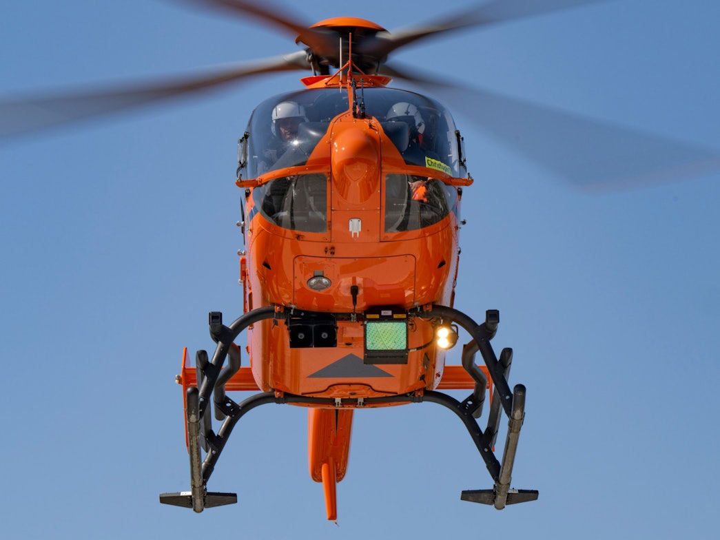 Ein Rettungshubschrauber ist in der Luft.