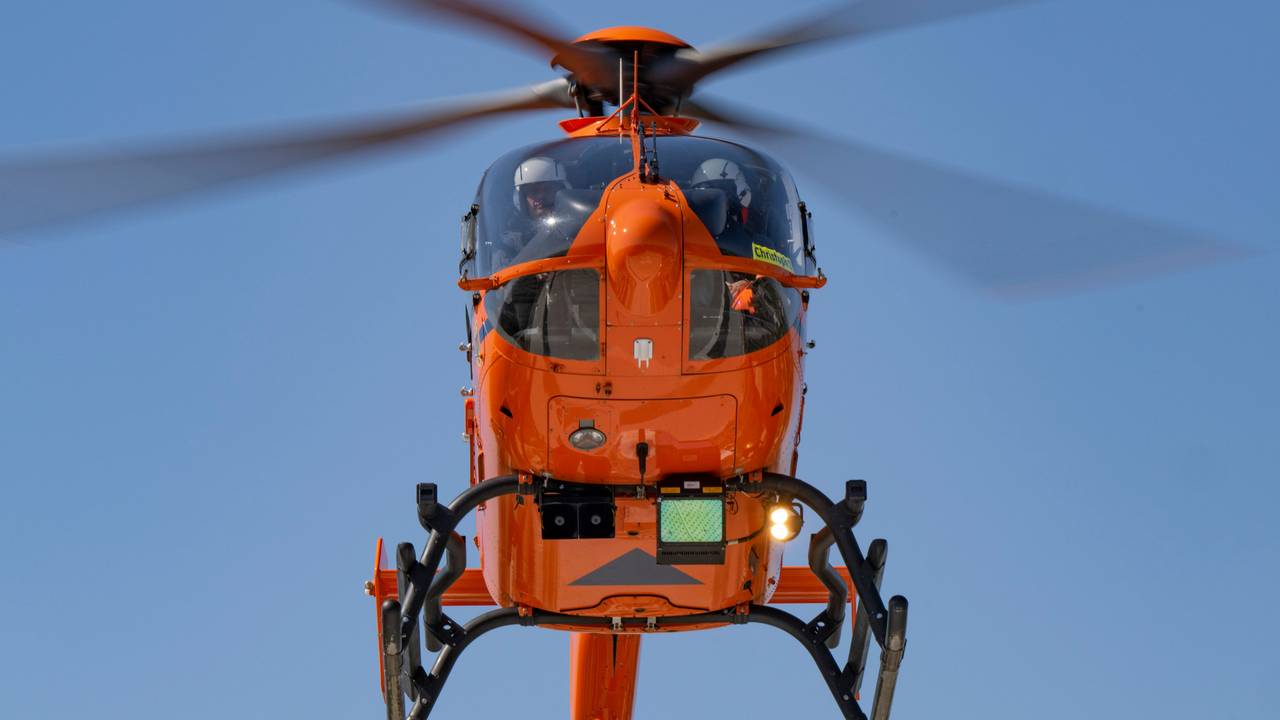 Ein Rettungshubschrauber ist in der Luft.