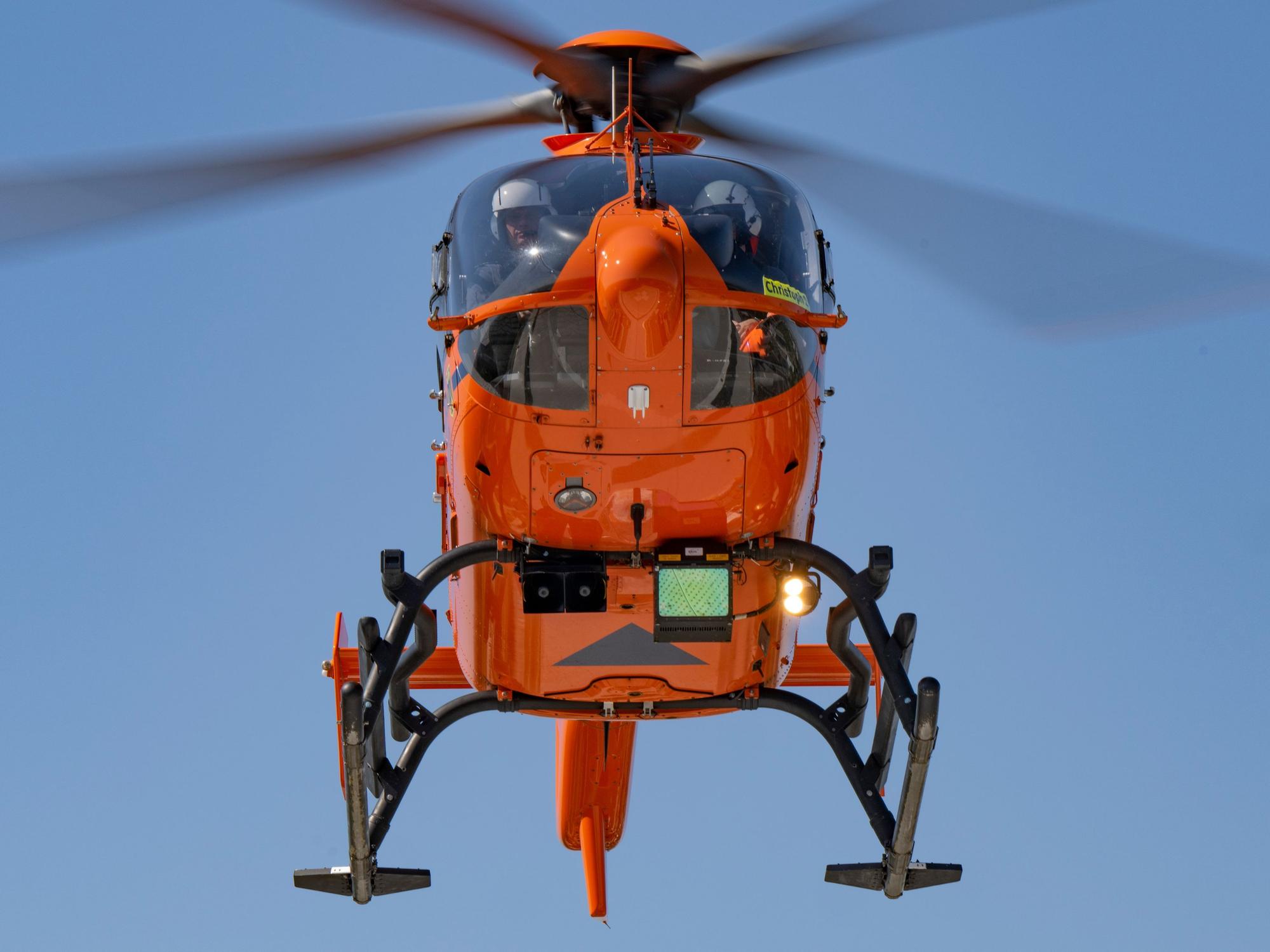Ein Rettungshubschrauber ist in der Luft.