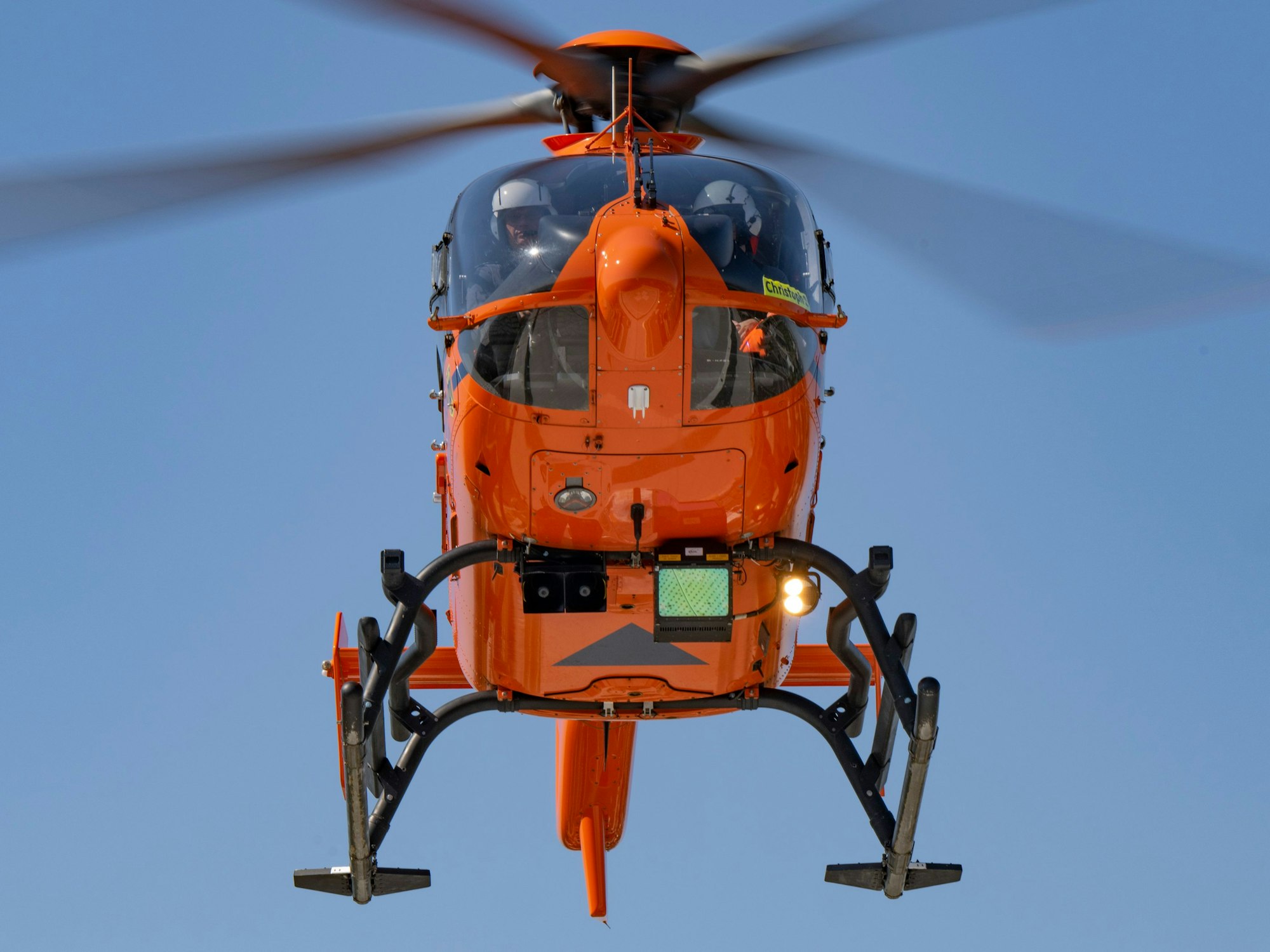 Ein Rettungshubschrauber ist in der Luft.