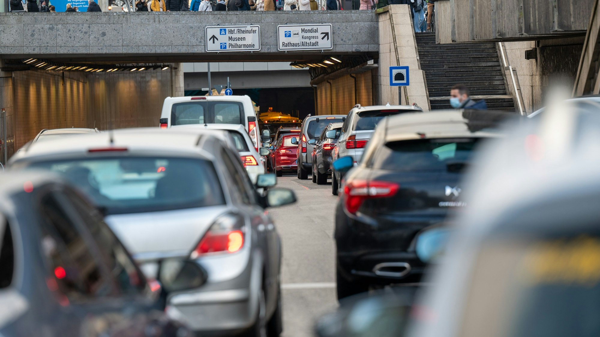 Auf einer Straße vor dem Kölner Dom stauen sich die Autos.