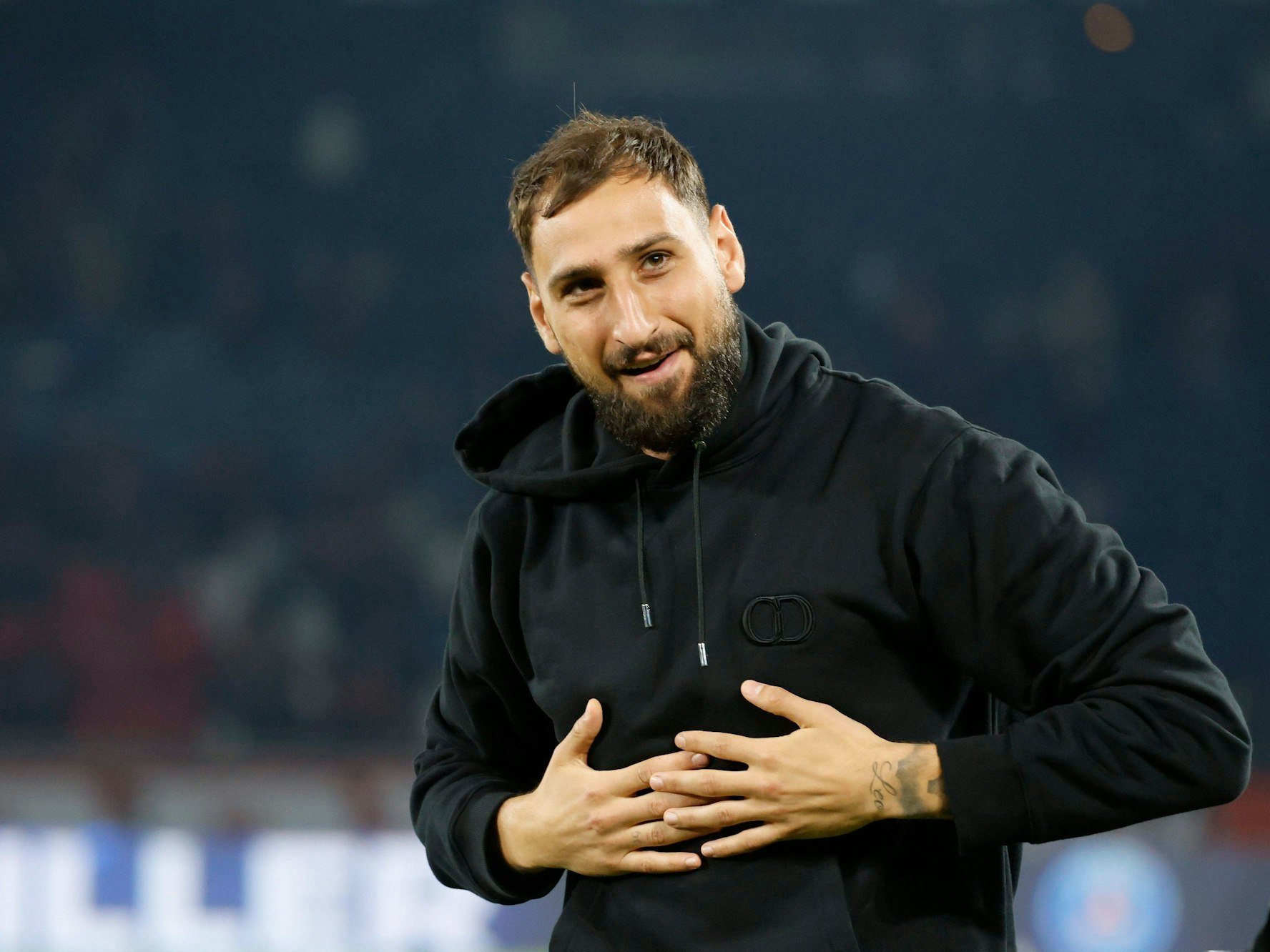 Gianluigi Donnarumma verabschiedet sich bei den PSG-Fans.
