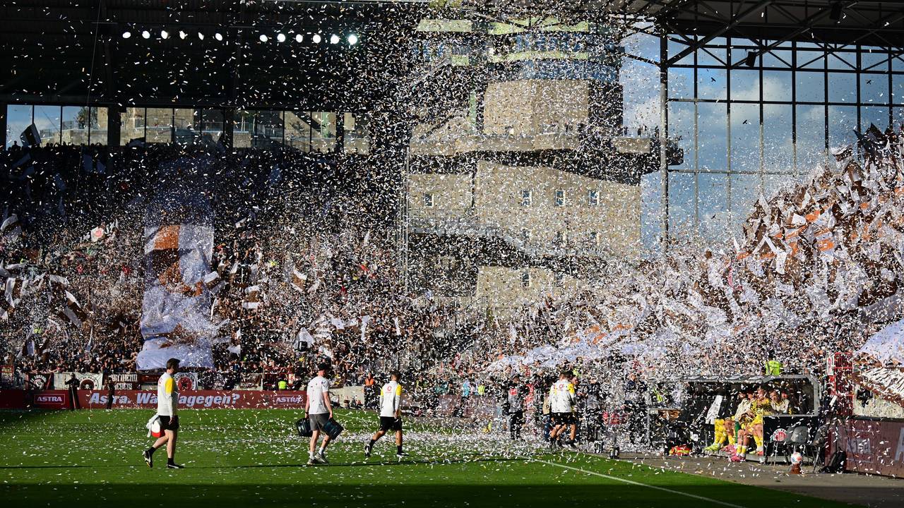 Pauli-Fans werfen Konfetti vor dem Spiel.