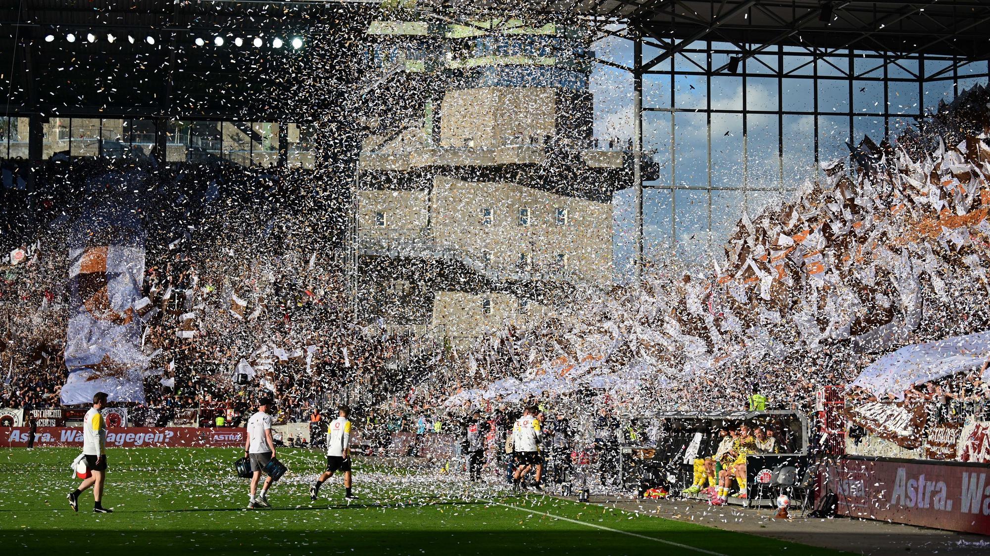 Pauli-Fans werfen Konfetti vor dem Spiel.