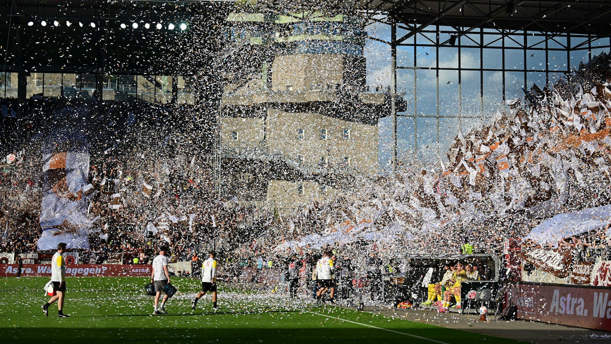 Pauli-Fans werfen Konfetti vor dem Spiel.