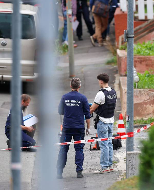 Mehrere Ermittler der Spurensicherung der Polizei sind bei der Tatortarbeit.