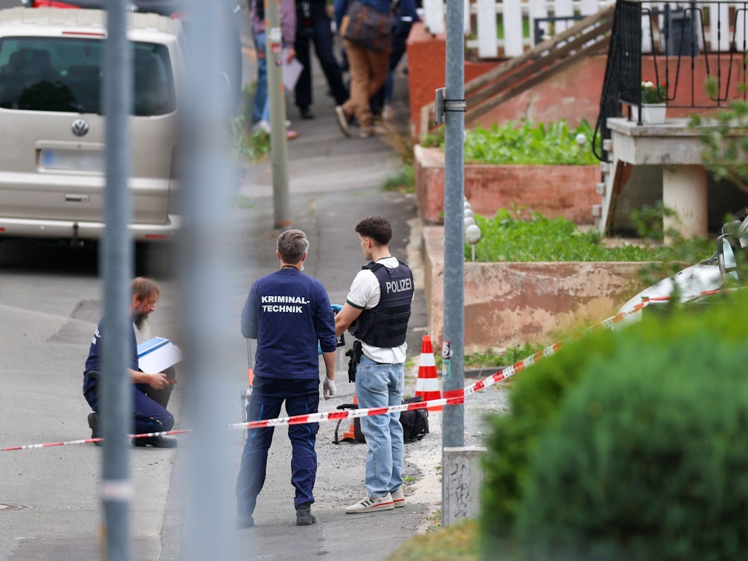 Mehrere Ermittler der Spurensicherung der Polizei sind bei der Tatortarbeit.