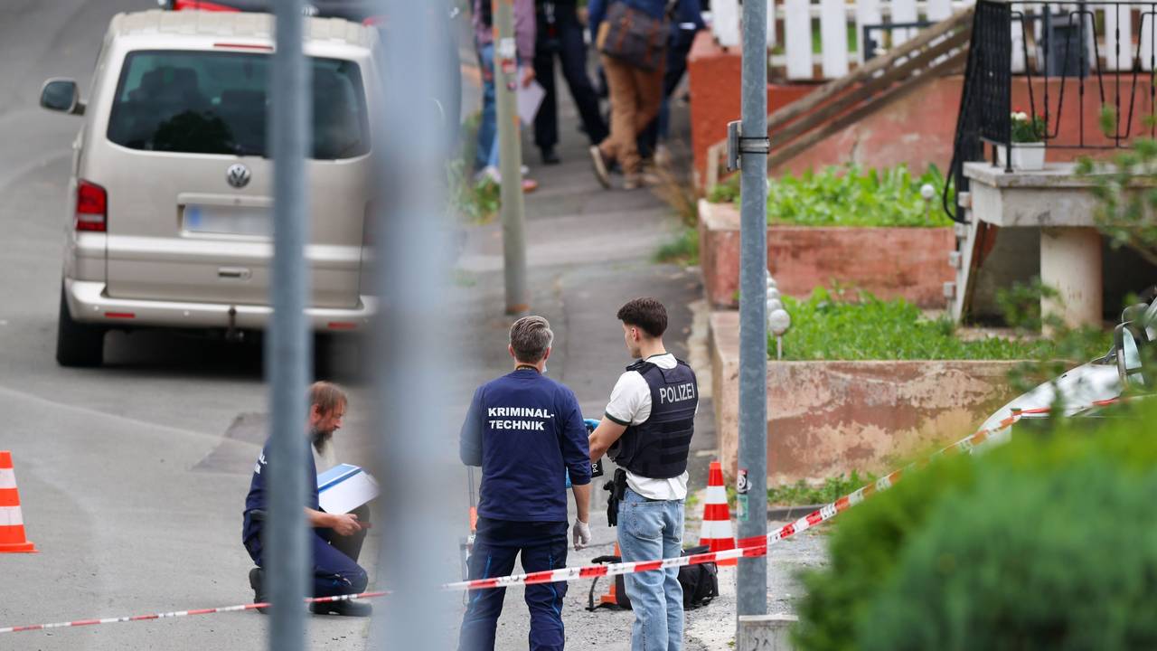 Mehrere Ermittler der Spurensicherung der Polizei sind bei der Tatortarbeit.