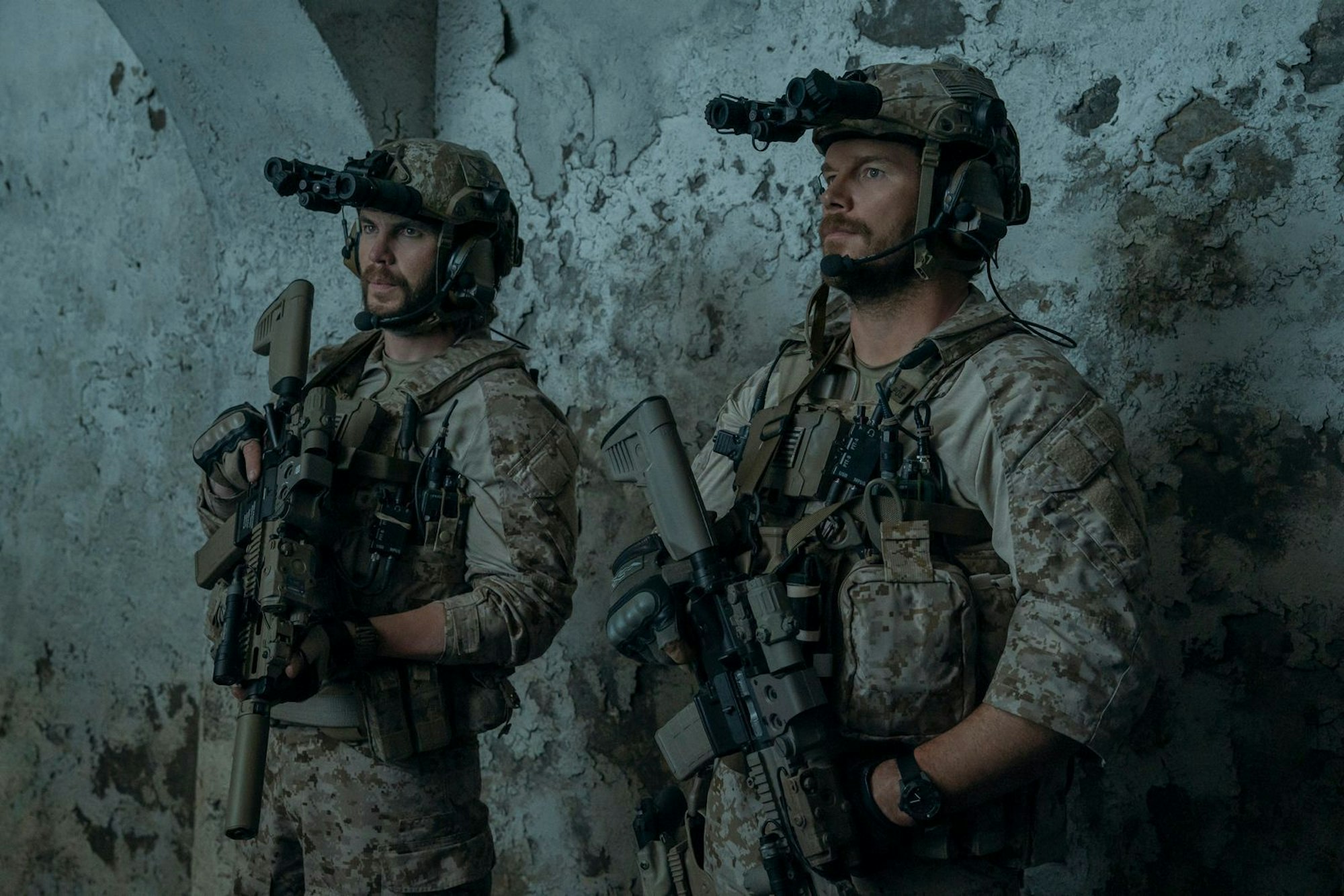 In der Amazon-Serie „The Terminal List“ metzelt James Reece (Chris Pratt, rechts) finstere Verschwörungskräfte nieder. Das Prequel „Dark Wolf“ fokussiert dagegen auf Ben Edwards (Taylor Kitsch), James' Wegbegleiter in der Mutterserie (Bild: Amazon Content Services LLC)