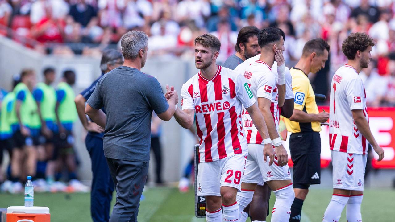 Lukas Kwasniok und Jan Thielmann klatschen nach dem Bergamo-Spiel ab.