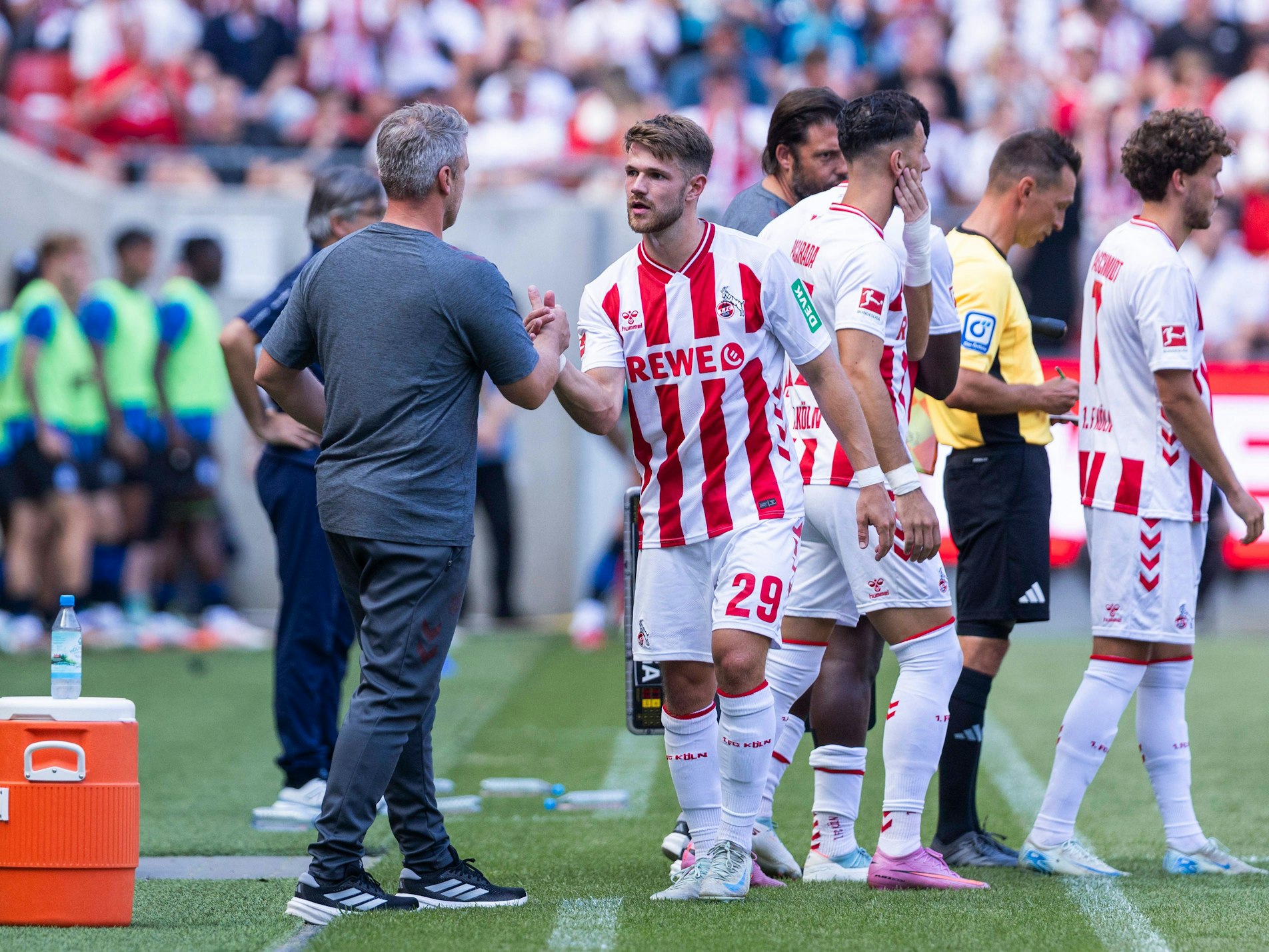Lukas Kwasniok und Jan Thielmann klatschen nach dem Bergamo-Spiel ab.