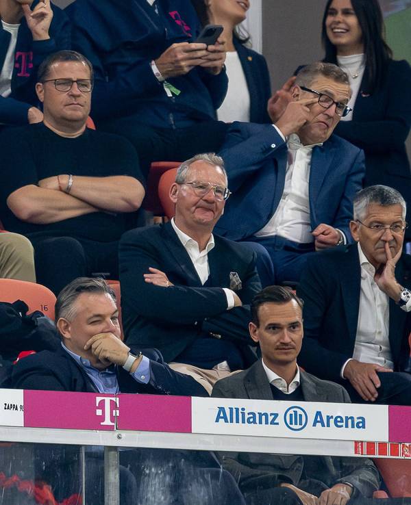 Max Eberl und Uli Hoeneß saßen beim Auftaktsieg des FC Bayern München gegen Leipzig in einer Reihe auf der Tribüne.