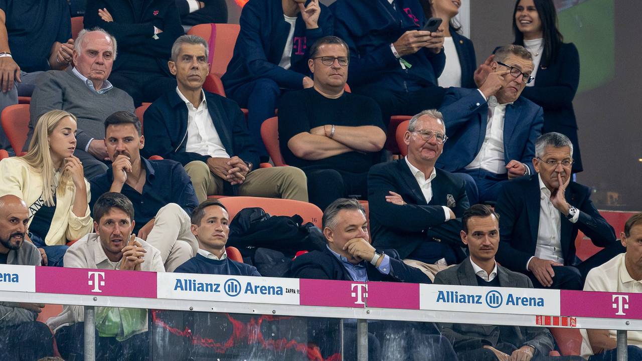 Max Eberl und Uli Hoeneß saßen beim Auftaktsieg des FC Bayern München gegen Leipzig in einer Reihe auf der Tribüne.