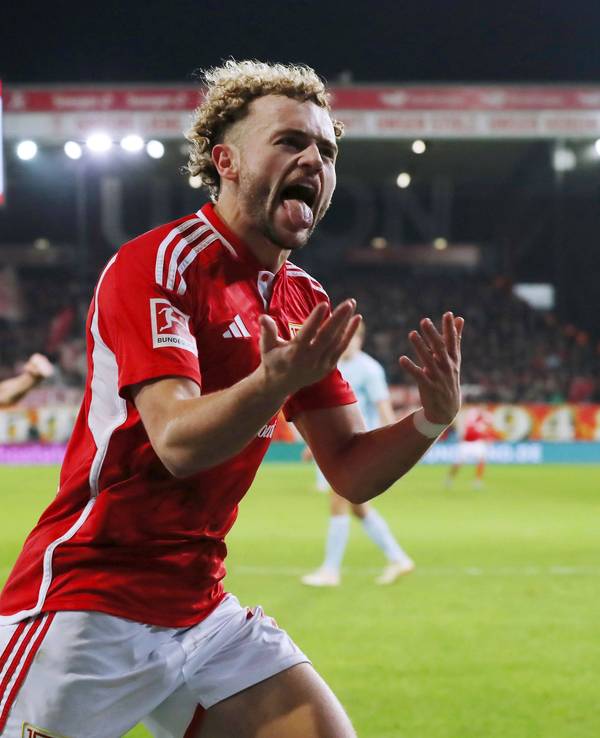 Benedict Hollerbach jubelt nach einem Tor für Union Berlin gegen den 1. FC Köln.