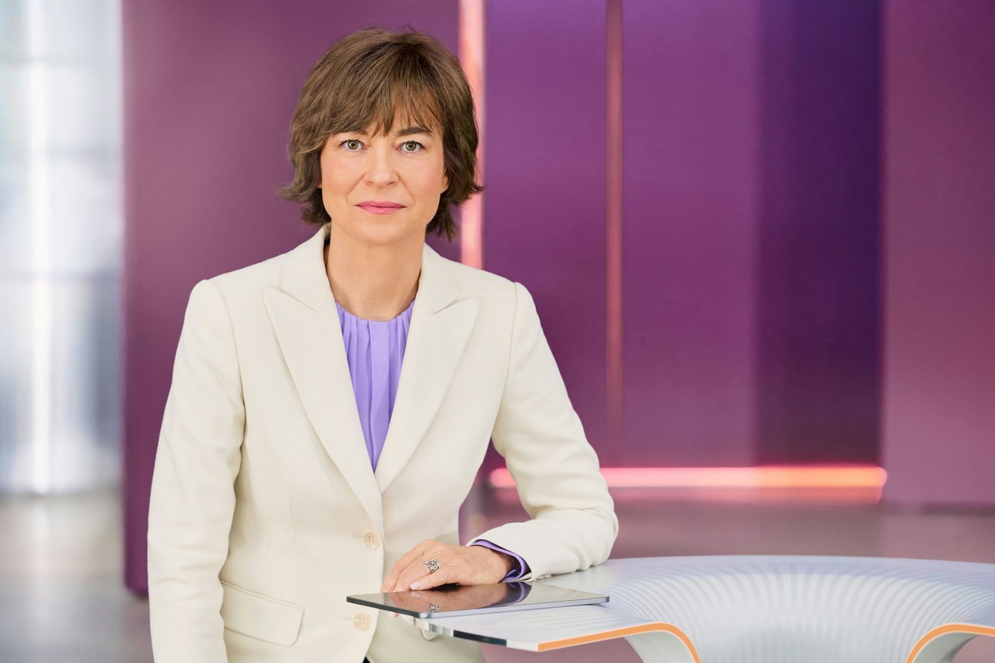 Maybrit Illner diskutiert ab Donnerstag, 11. September wieder wöchentlich das innenpolitische „Thema der Woche“. (Bild: ZDF/Christian Schoppe)