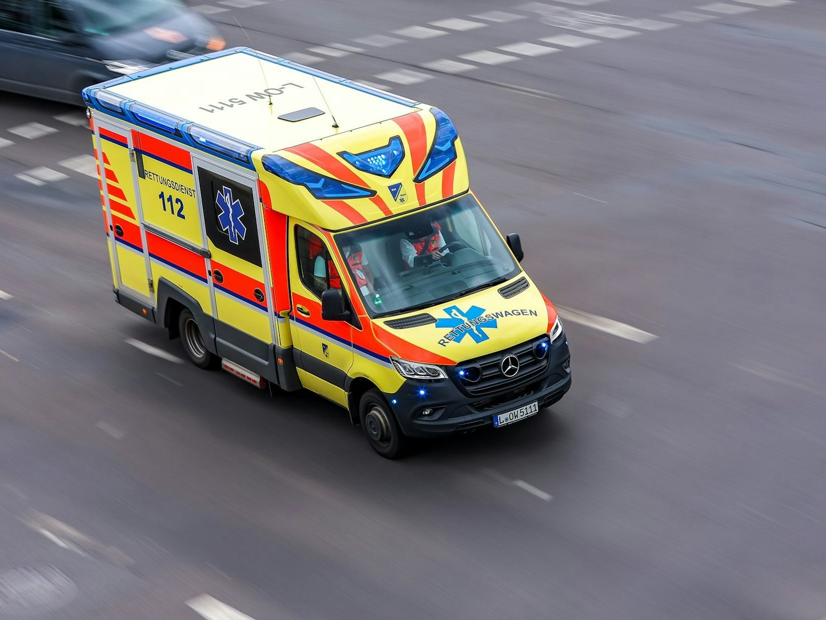 Ein Rettungswagen ist auf dem Weg zu einem Einsatz.