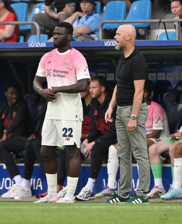 Victor Boniface macht sich im Leverkusen-Trikot zur Einwechslung bereit.