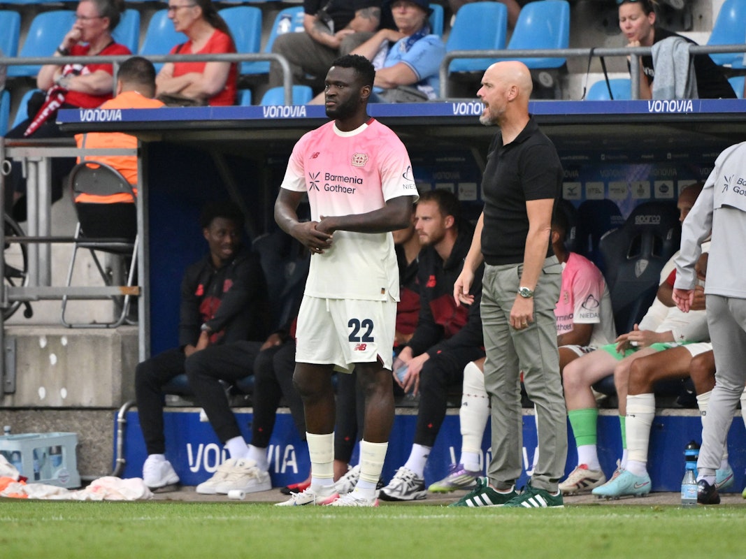 Victor Boniface macht sich im Leverkusen-Trikot zur Einwechslung bereit.
