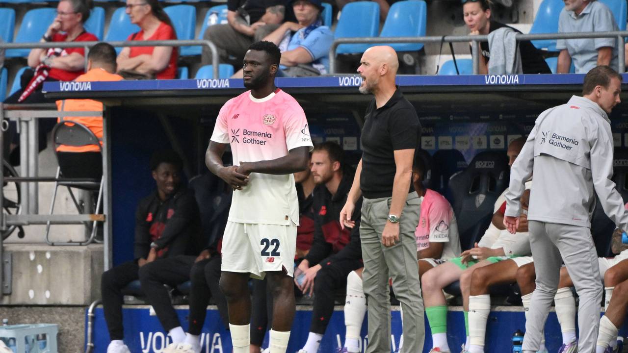 Victor Boniface macht sich im Leverkusen-Trikot zur Einwechslung bereit.