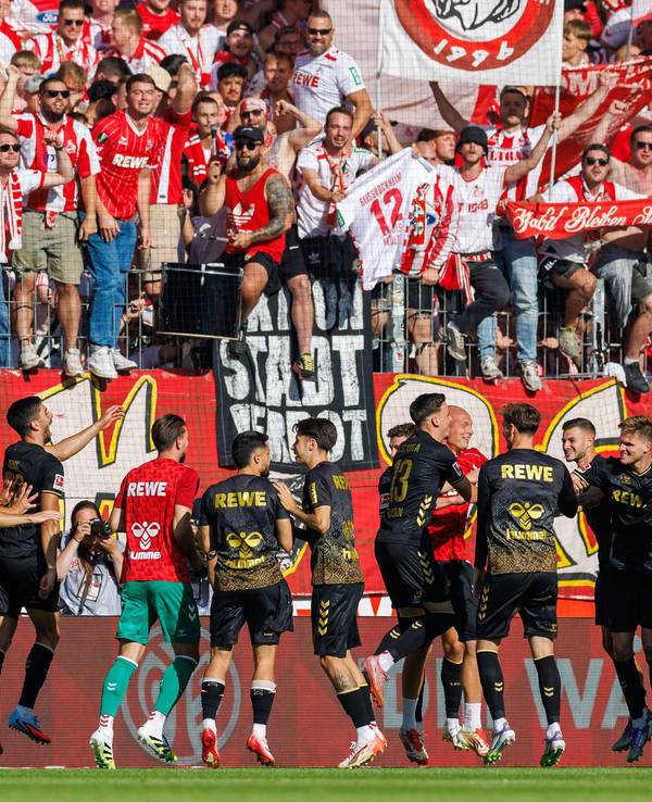 Die FC-Profis feiern nach dem Auftaktsieg in Mainz mit den mitgereisten Fans.