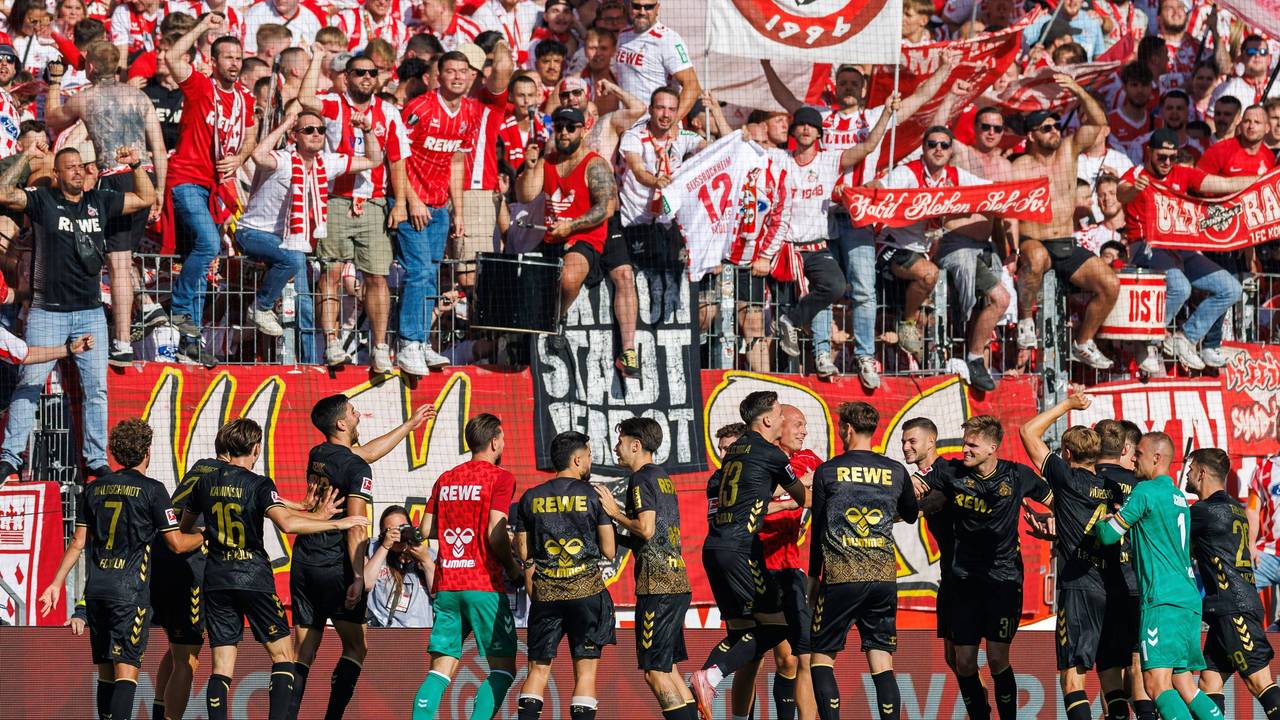 Die FC-Profis feiern nach dem Auftaktsieg in Mainz mit den mitgereisten Fans.