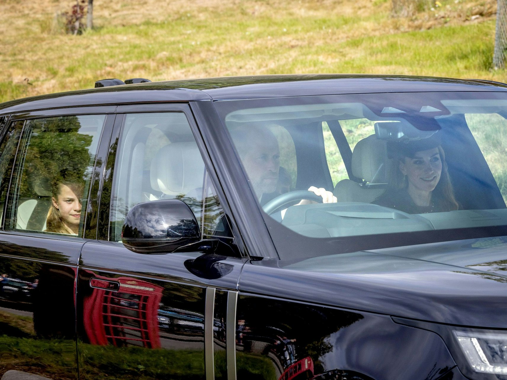 Der britische Prinz William und Kate, Prinzessin von Wales, die in Schottland als Herzog und Herzogin von Rothesay bekannt sind, fahren mit Prinzessin Charlotte zu einem Gottesdienst in der Crathie Kirk in der Nähe von Balmoral.