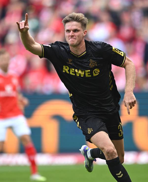 Marius Bülter jubelt nach seinem Tor in Mainz.