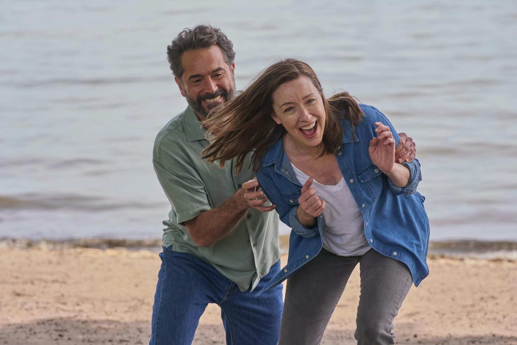 Welche Rolle spielte Dr. Michael Hamda (Omar Metwally) im bisherigen Leben von Amy (Molly Parker)? Die junge Ärztin muss herausfinden, was in den letzten acht Jahren passiert ist. (Bild: RTL / 2025 Sony Pictures Entertainment. All Rights Reserved)