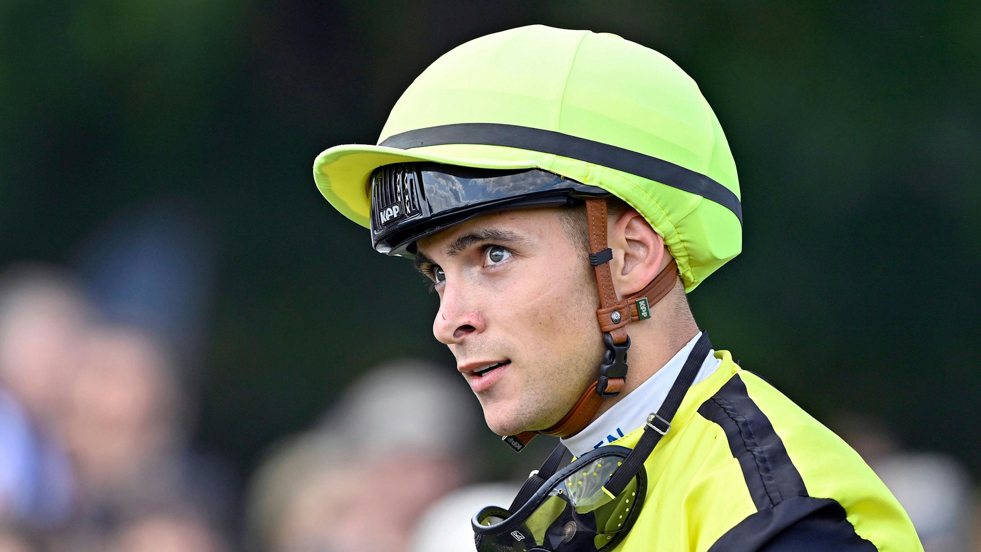 Jockey Thore Hammer-Hansen schaut nach oben.