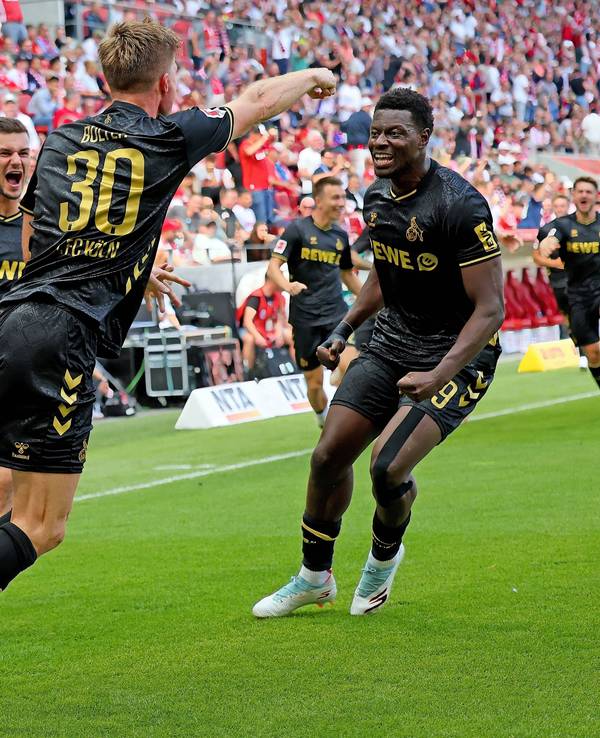 Marius Bülter jubelt mit Teamkollegen.
