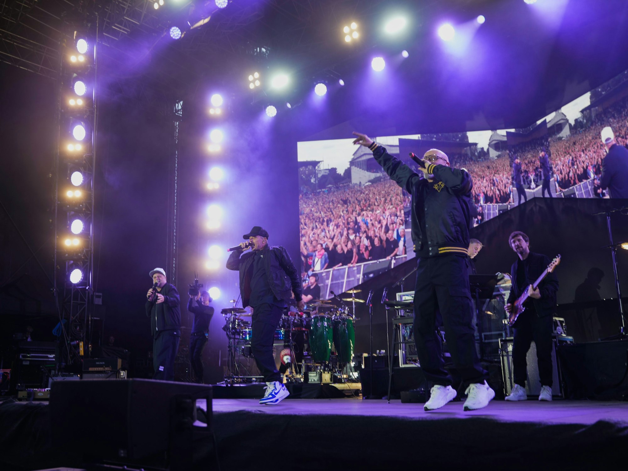 Und ab geht's: Die Fantas heizen der Menge auf der Galopprennbahn in Köln ein.