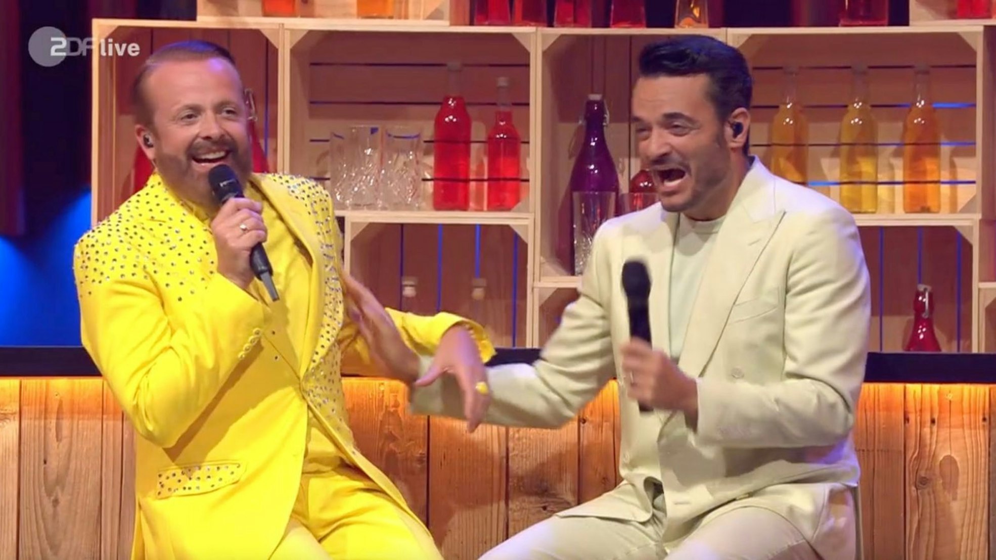 Richtig viel Spaß hatten - und bereiteten! - Showgastgeber Giovanni Zarrella (links) und sein Freund aus gemeinsamen Bro'Sis-Tagen Ross Antony bei der „Giovanni Zarrella Show“. (Bild: ZDF)