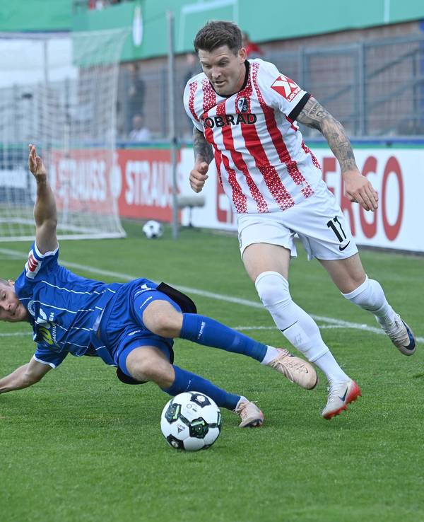 Luca Horn mit einer kuriosen eingesprungenen Grätsche gegen Lukas Kübler.