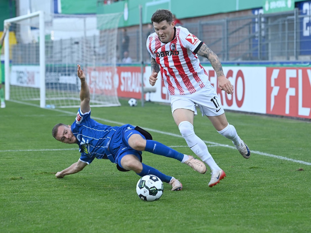 Luca Horn mit einer kuriosen eingesprungenen Grätsche gegen Lukas Kübler.