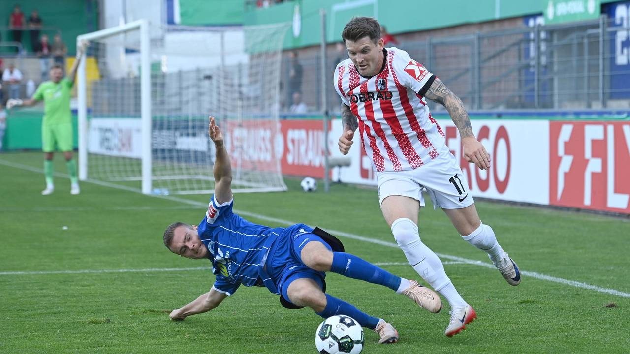 Luca Horn mit einer kuriosen eingesprungenen Grätsche gegen Lukas Kübler.
