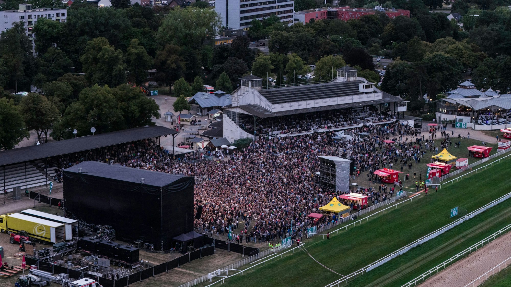 Wenn die Fantas rufen, kommen ihre Fans: So sah es aus, als es auf der Gallopprennbahn um Hip-Hop ging.