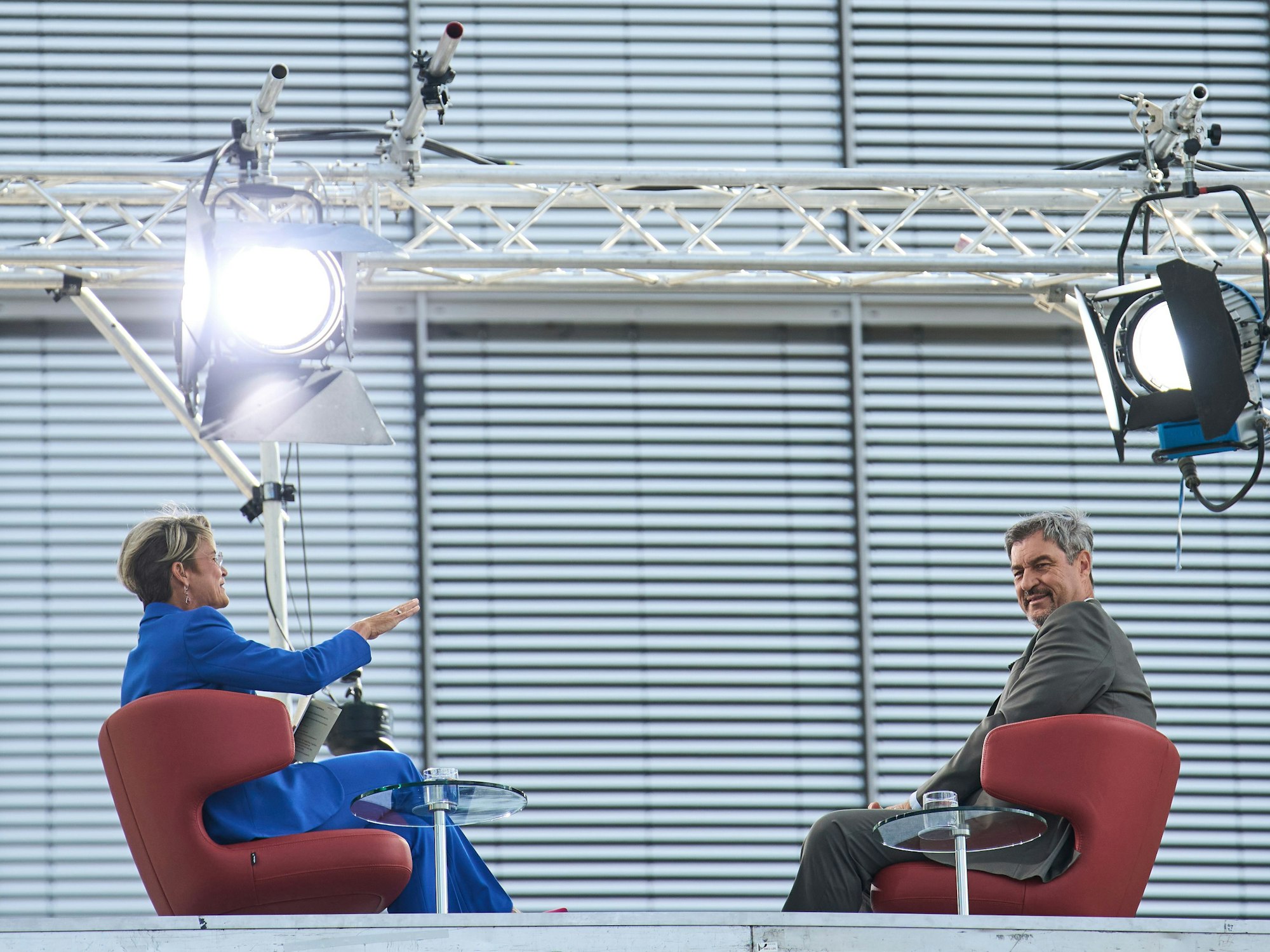 Markus Söder, (CSU) Ministerpräsident von Bayern, spricht mit der Journalistin Anna Engelke während des „ARD-Sommerinterview“ vor dem Reichstagsgebäude in Berlin.