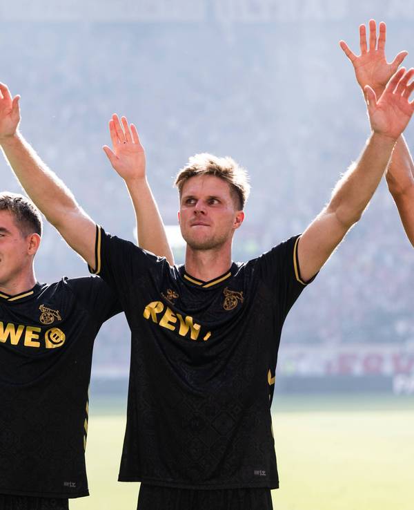 Marvin Schwäbe, Isak Johannesson und Marius Bülter feiern vor der Fankurve.