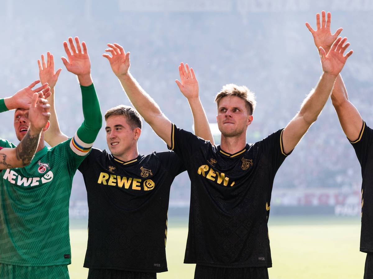Marvin Schwäbe, Isak Johannesson und Marius Bülter feiern vor der Fankurve.
