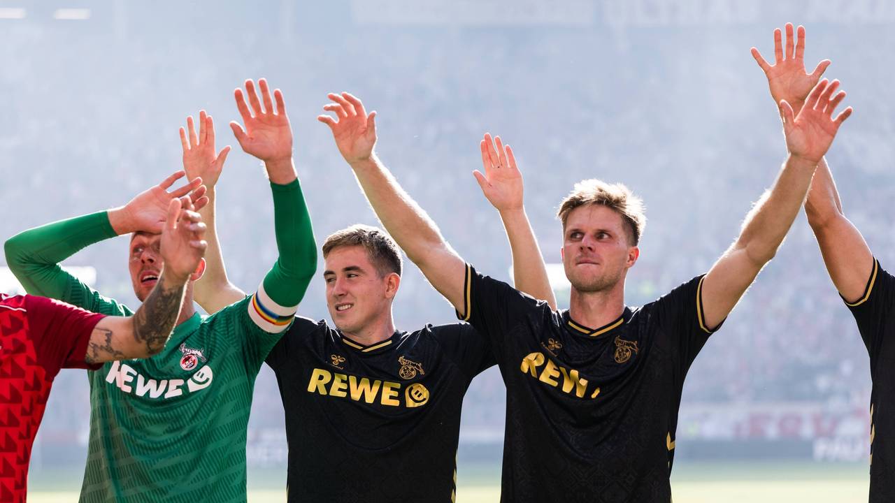 Marvin Schwäbe, Isak Johannesson und Marius Bülter feiern vor der Fankurve.